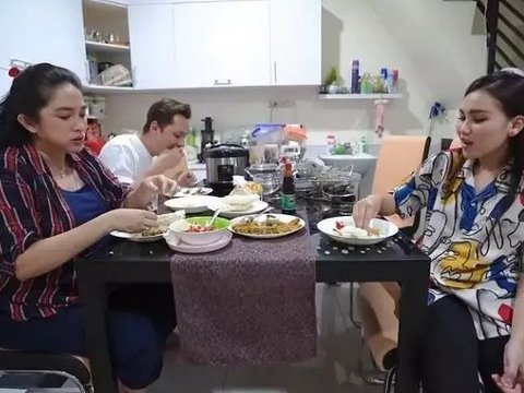 Portrait of Ayu Ting Ting's Luxury House, Surprising Kitchen Appearance, Still Using Mortar and Pestle for Making Sambal