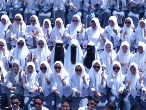 3 High School Girls Stand Out When Taking Annual Photos, Praise for Not Participating in Dance Flashmob