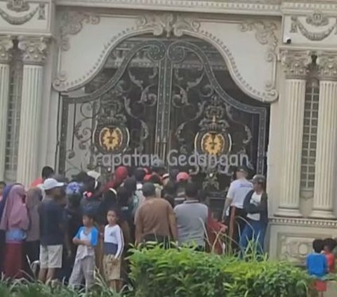 Viral Rumah Sultan di Sidoarjo Ramai Didatangi Warga yang Antre Ambil Takjil, Sosok Pemilik Rumah Curi Perhatian