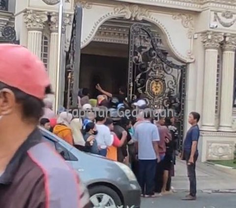 Viral Rumah Sultan di Sidoarjo Ramai Didatangi Warga yang Antre Ambil Takjil, Sosok Pemilik Rumah Curi Perhatian