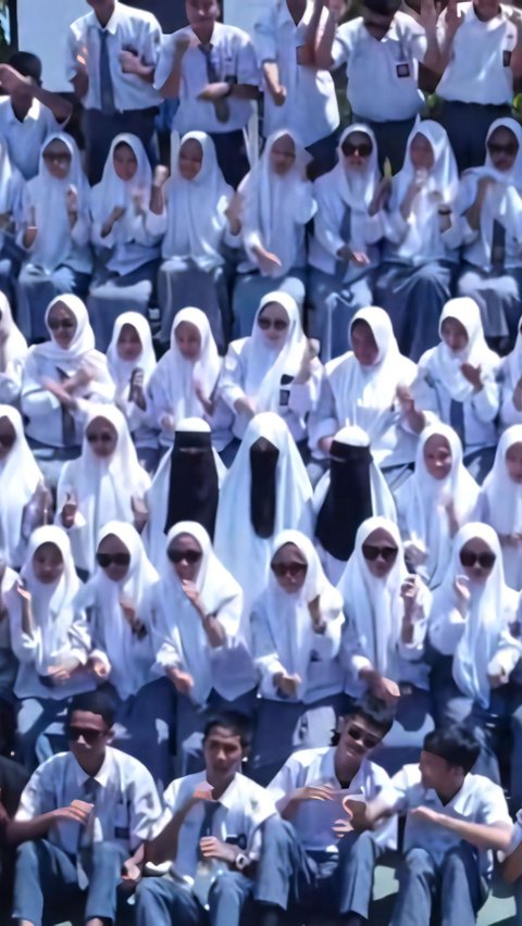 3 Siswi SMA Terlihat Paling Menonjol Saat Mengira Bikin Foto Tahunan, Pas Bikin Video Flasmob Dipuji karena Tak Ikutan Joget