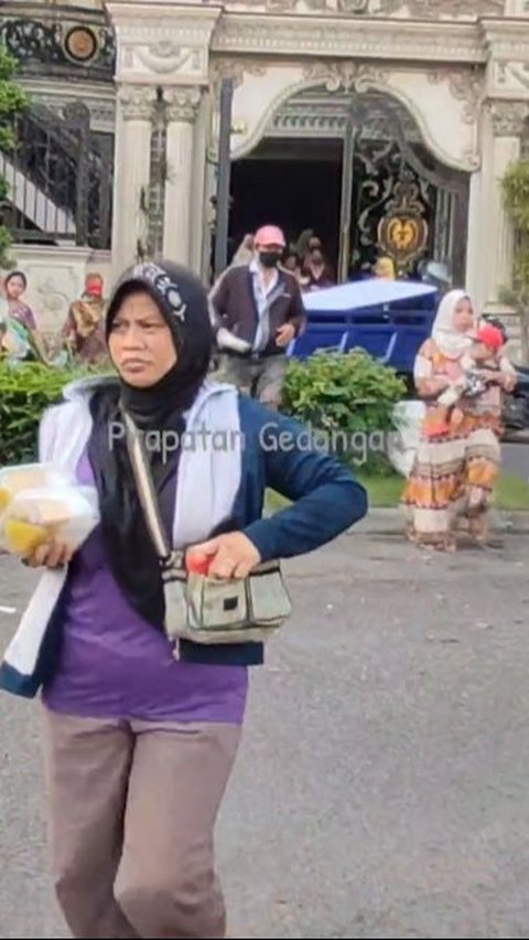 Tampak pula beberapa orang yang baru saja mendapatkan beberapa takjil keluar dari rumah sultan tersebut. 