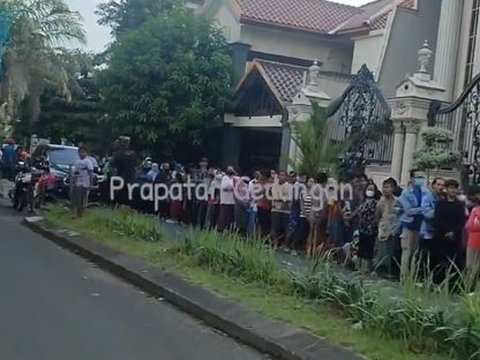 Viral Rumah Sultan di Sidoarjo Ramai Didatangi Warga yang Antre Ambil Takjil, Sosok Pemilik Rumah Curi Perhatian