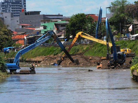 FOTO: Mengeruk Lumpur Kali Ciliwung untuk Antisipasi Pendangkalan dan Banjir Jakarta