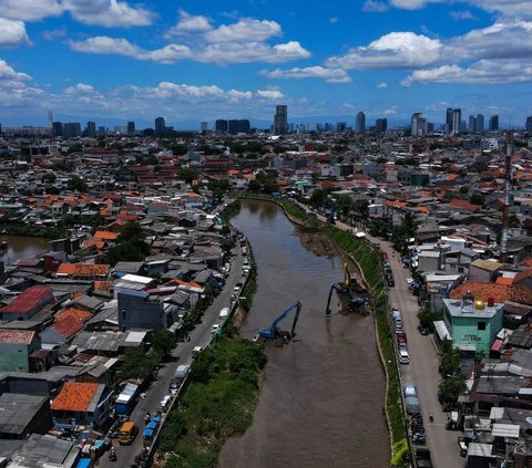 FOTO: Mengeruk Lumpur Kali Ciliwung untuk Antisipasi Pendangkalan dan Banjir Jakarta