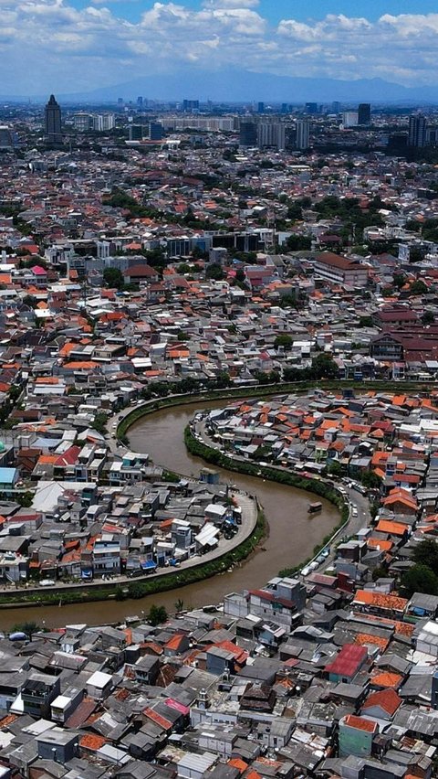 FOTO: Mengeruk Lumpur Kali Ciliwung untuk Antisipasi Pendangkalan dan Banjir Jakarta