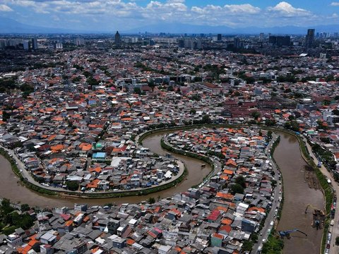 FOTO: Mengeruk Lumpur Kali Ciliwung untuk Antisipasi Pendangkalan dan Banjir Jakarta