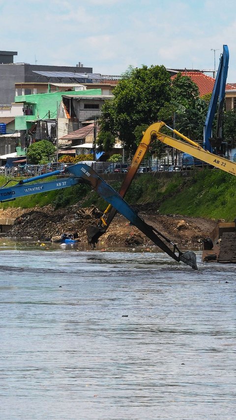 FOTO: Mengeruk Lumpur Kali Ciliwung untuk Antisipasi Pendangkalan dan Banjir Jakarta