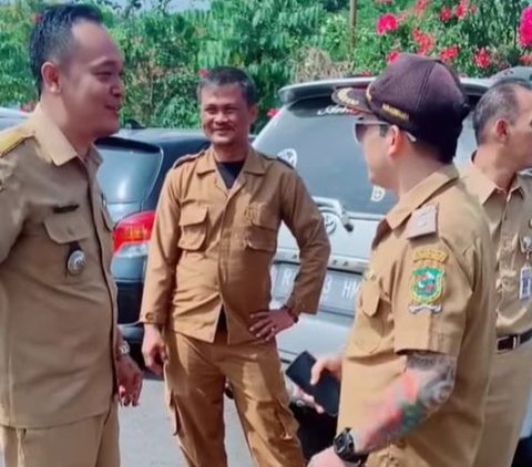 Jalan penghubung antara desa miliknya dengan desa lain itu tak terurus hingga bertahun-tahun. Ia lalu memperbaikinya dengan dana pribadi sehingga jalan antardesa itu bisa memperlancar mobilitas warga, bahkan dapat dilewati kendaraan roda empat. <br><br>