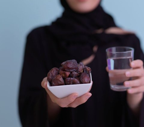 50 Words of Ramadan Far from Family, Making Homesickness Warm