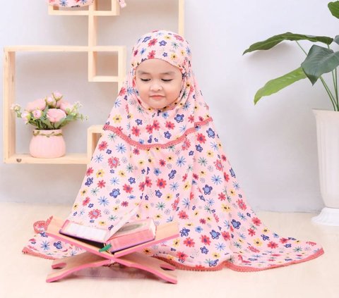 How to Choose Children's Mukena, Make Sure the Little One is Comfortable Wearing It