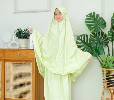 How to Choose Children's Mukena, Make Sure the Little One is Comfortable Wearing It