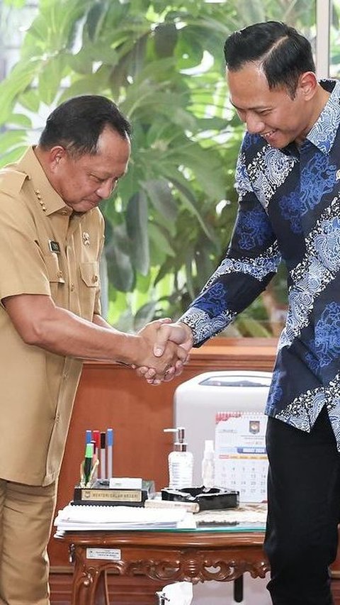 Hormat Jenderal Polisi Eks Kapolri Bertemu Mas Menteri AHY, Gagah Pose Adu Tinju<br>