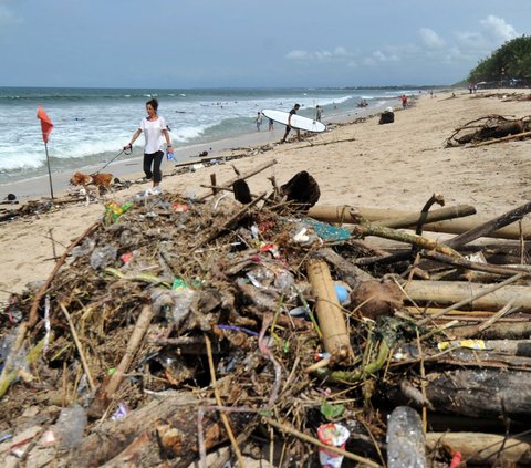 Pantai di Bali Kembali Dipenuhi Sampah, 300 Ton Sudah Diangkut