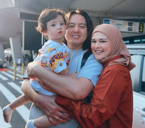 A Series of Adorable Poses by Jourell, Roger's Son, and Cut Meyriska that Went Viral During Umrah