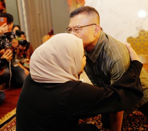 Anang Hermansyah Cries Touchingly as He Receives Birthday Greetings from Aurel