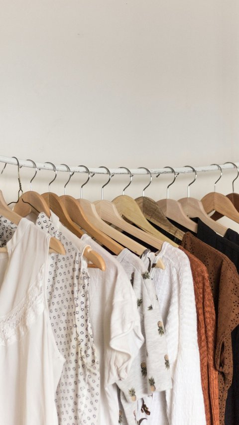 Capsule wardrobe adalah konsep mode yang mendasarkan pada ide bahwa Anda dapat memiliki koleksi pakaian yang terdiri dari beberapa item yang dapat dipadu-padankan dengan mudah untuk menciptakan berbagai macam gaya dan outfit. Tujuan utama dari capsule wardrobe adalah untuk menciptakan koleksi pakaian yang fungsional, efisien, dan serbaguna.