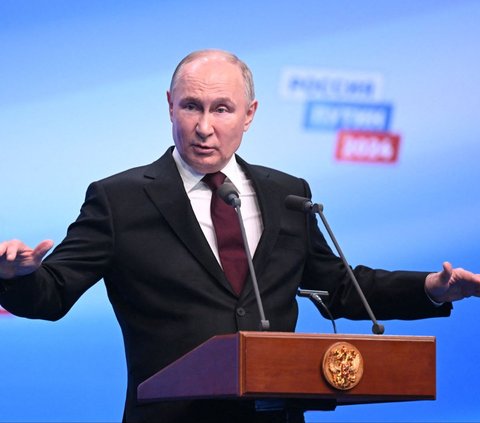 Presiden Rusia Vladimir Putin menyampaikan pidato di markas pemenangannya setelah tempat pemungutan suara ditutup pada hari terakhir Pemilihan Presiden (Pilpres) di Moskow, Rusia, pada 17 Maret 2024. Putin kembali memenangkan Pilpres Rusia untuk kelima kalinya.