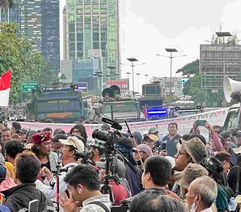 Masih Ada Demo Depan DPR, Jalan Gatot Subroto ke Slipi Dialihkan!