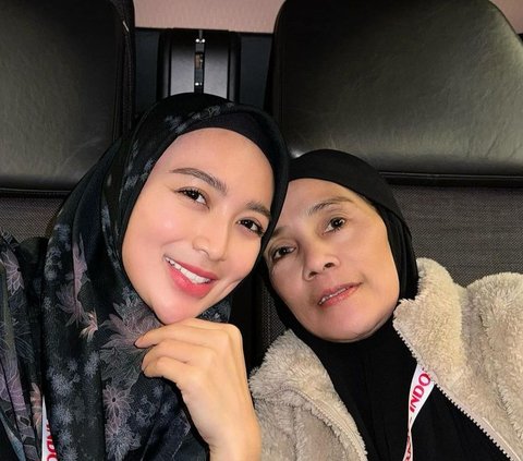 8 Portraits of Wika Salim Performing Umrah with Family in the Month of Ramadan that Will Amaze You
