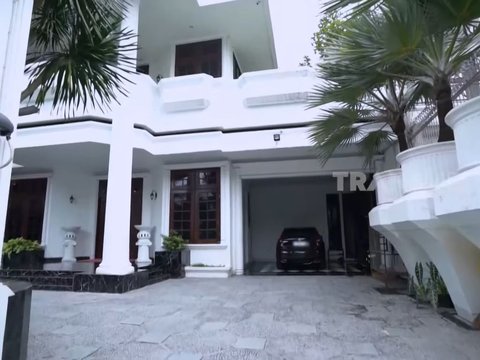 Boiyen Melongo Melihat Rumah Mewah Pengacara Senior Fredrich Yunadi, Pintu Gerbang yang Canggih Dibukanya dengan Berdehem