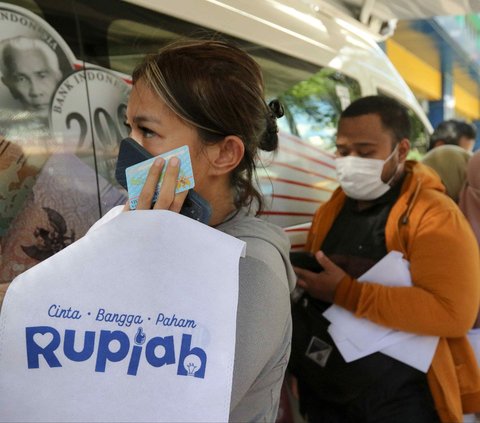 FOTO: Antusiasme Warga Serbu Penukaran Uang di Pasar Tebet Barat Jelang Lebaran