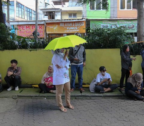 FOTO: Antusiasme Warga Serbu Penukaran Uang di Pasar Tebet Barat Jelang Lebaran