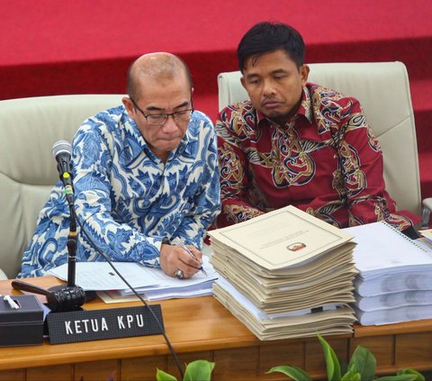 Ketua Komisi Pemilihan Umum (KPU) Hasyim Asy'ari memimpin rapat pleno terbuka penghitungan suara Pemilu 2024 di Gedung KPU, Jakarta, Selasa (19/3/2024). KPU terus melanjutkan rekapitulasi hasil perhitungan perolehan suara tingkat nasional untuk Pemilu 2024. Total sudah ada 34 dari 38 provinsi yang telah direkapitulasi. Liputan6.com/Angga Yuniar