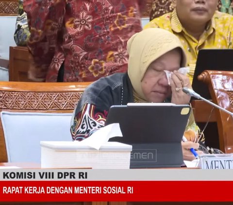 Tears of Minister Risma When Hearing the Story of the Elderly at the DPR Meeting