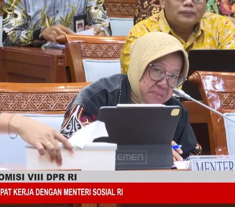 Tears of Minister Risma When Hearing the Story of the Elderly at the DPR Meeting