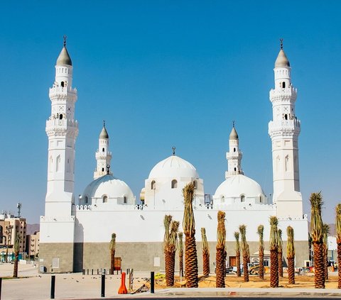 Masjid Quba merupakan salah satu masjid paling bersejarah bagi perkembangan Islam. Terletak di Kota Madinah, Arab Saudi, masjid ini menjadi masjid pertama yang dibangun oleh Rasulullah SAW setelah hijrah dari Mekkah, yakni pada 1 Hijriah atau 622 Masehi. Foto: visitsaudy.com/Saudi Tourism Authority<br>