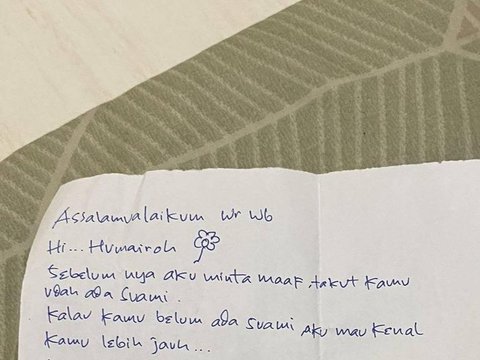 This Girl Is Scared After Receiving a Love Letter While About to Perform Tarawih Prayer, The Sender is Surprising and Makes Her Nervous