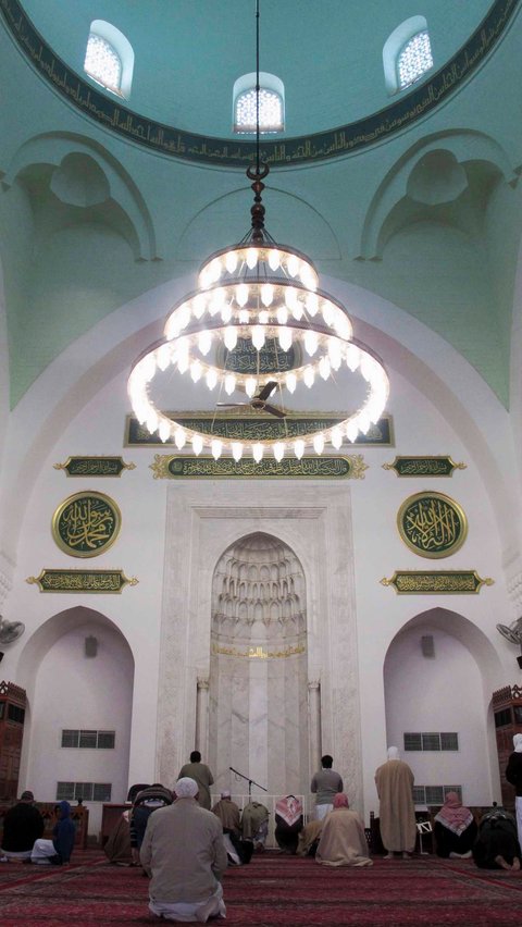 Sementara, masjid ini semakin cantik dengan lampu-lampu kristal putih yang tergantung di ruang salat utama. Foto: REUTERS/Amr Abdallah Dalsh