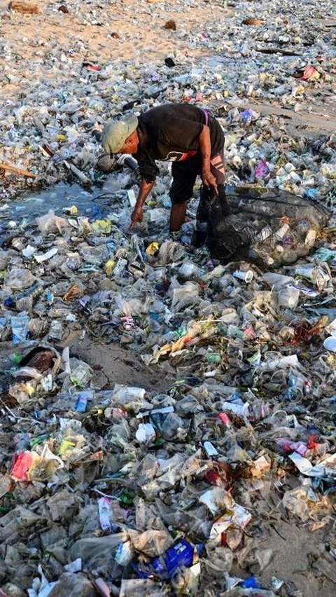 Lautan sampah ini tampak merusak keindahan Pantai Kedonganan yang menjadi salah satu daya tarik wisatwan di Kuta. Sonny Tumbelaka/AFP