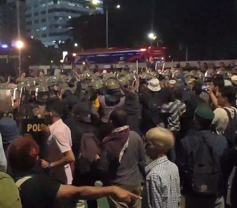 Sempat Memanas, Massa Demo di Depan Gedung DPR Dibubarkan Paksa Polisi
