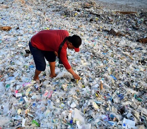 FOTO: Penampakan Hamparan Sampah Plastik Rusak Keindahan Pantai Kedonganan Bali