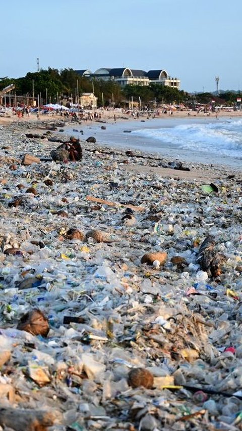 Pemandangan hamparan sampah yang mencemari bibir Pantai Kedonganan, Kuta, Badung, Bali, Selasa (19/3/2024). Sonny Tumbelaka/AFP
