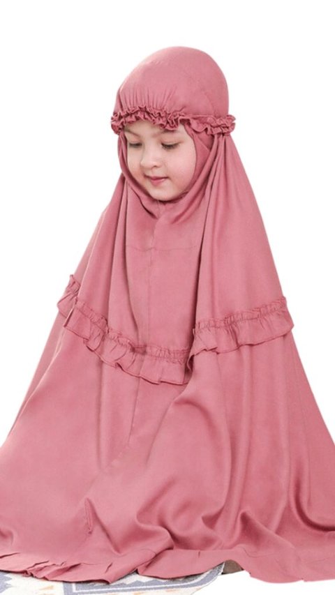 1. Mukena Anak Basic Polos, Memiliki Hiasan Ruffle yang Manis