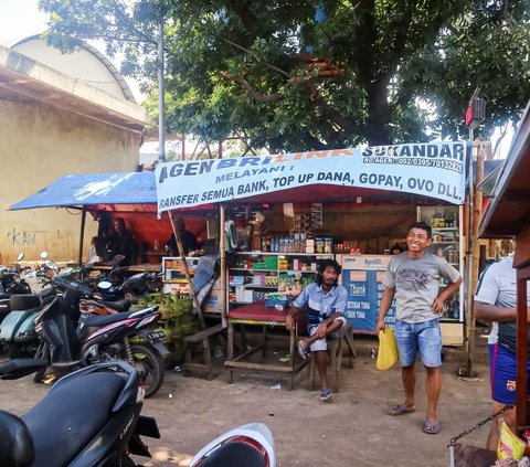 Menurut Sukandar, menjadi Agen BRILink ternyata memberikan dampak besar sekaligus penolong bagi pelanggan yang rata-rata merupakan pedagang pasar dan masyarakat sekitar.