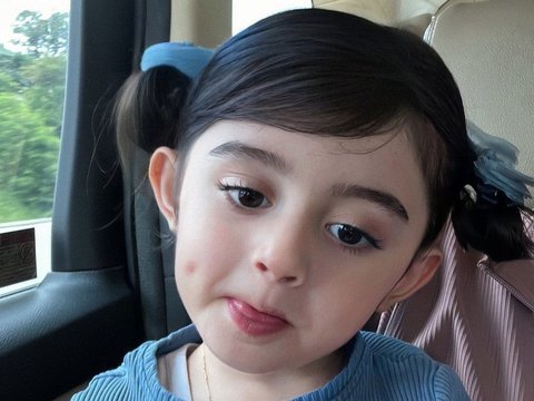 Disebut Mirip Boneka, ini Foto-foto Terbaru Guzel Anak Ali Syakieb dan Margin Wieheerm yang Cute Banget!