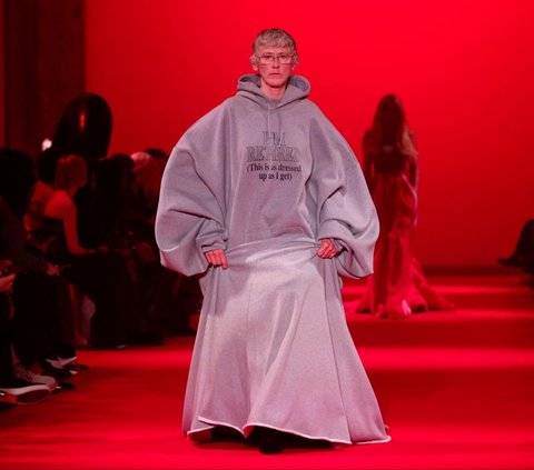 FOTO: Uniknya Peragaan Busana Oversize di Paris Fashion Week, Ada Baju Loreng hingga Pacar Cristiano Ronaldo