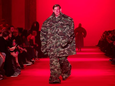 FOTO: Uniknya Peragaan Busana Oversize di Paris Fashion Week, Ada Baju Loreng hingga Pacar Cristiano Ronaldo