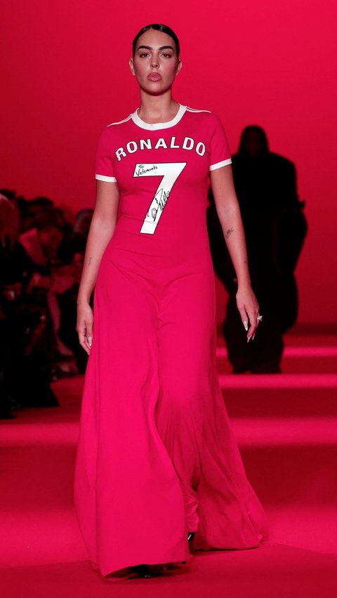 Kehadiran kekasih Cristiano Ronaldo, Georgina Rodriguez juga memberikan warna merah menyala di catwalk Paris Fashion Week. Foto: REUTERS / Gonzalo Fuentes