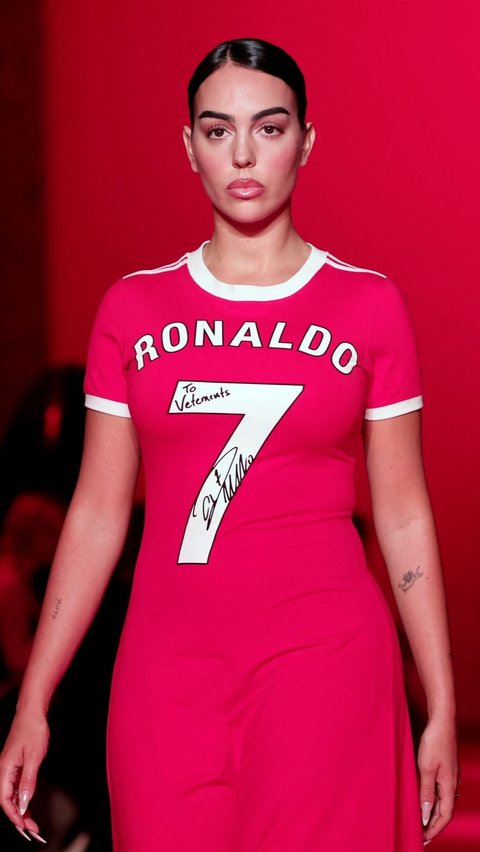 Pada nomor 7 terdapat tanda tangan Cristiano Ronaldo dan juga tulisan untuk label Vetements. Foto: REUTERS / Gonzalo Fuentes
