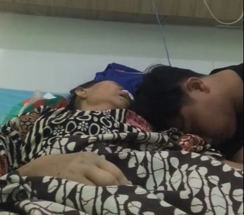 Kisah Perjuangan Anak Merawat Ibunya hingga Meninggal Dunia Ini Viral, Tuai Simpati Warganet