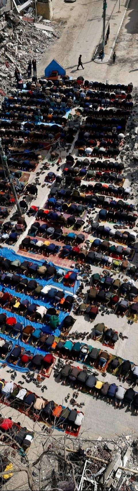 FOTO: Ketabahan Warga Palestina di Rafah Menjalankan Ibadah Salat Jumat di Dekat Masjid yang Hancur Dibom Israel