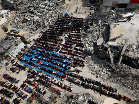 FOTO: Ketabahan Warga Palestina di Rafah Menjalankan Ibadah Salat Jumat di Dekat Masjid yang Hancur Dibom Israel