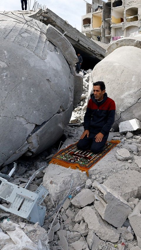 Salah satu jemaah muslim ada yang melaksanakan ibadah salat Jumat di antara kubah yang runtuh. Foto: REUTERS / Mohammed Salem