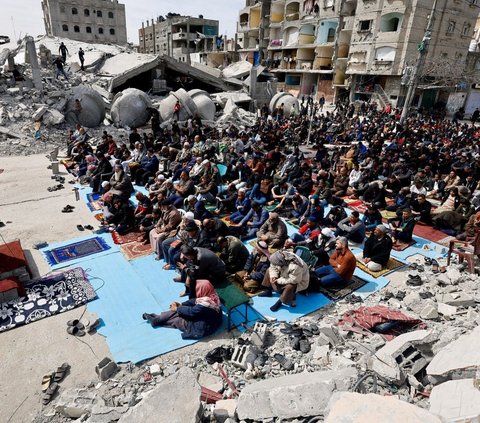 FOTO: Ketabahan Warga Palestina di Rafah Menjalankan Ibadah Salat Jumat di Dekat Masjid yang Hancur Dibom Israel