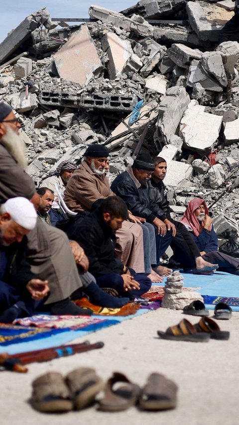 FOTO: Ketabahan Warga Palestina Di Rafah Menjalankan Ibadah Salat Jumat ...